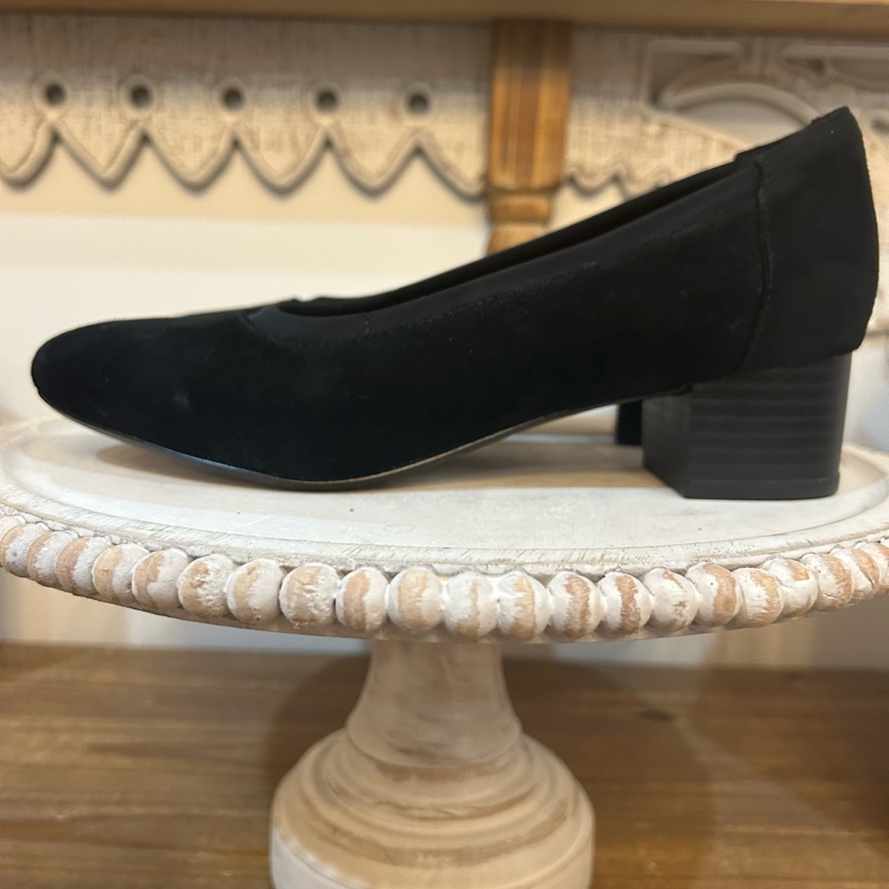 Women’s NWT Clarks Collection Chartli Fame Low Heel Suede Pumps Size 7.5 M